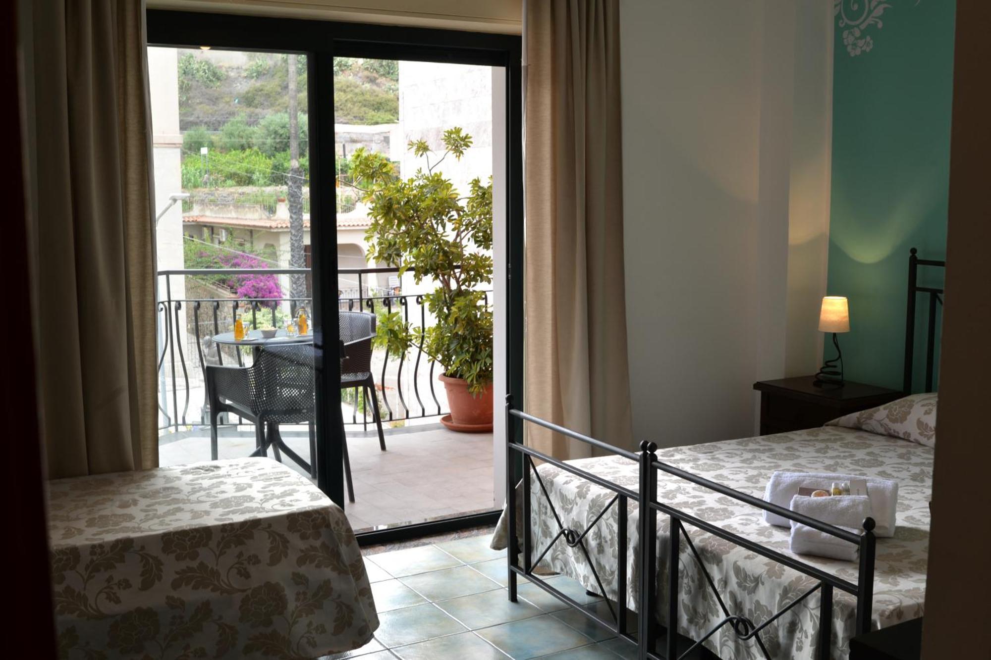 Hotel Donna Rosa Sant'Alessio Siculo Ngoại thất bức ảnh
